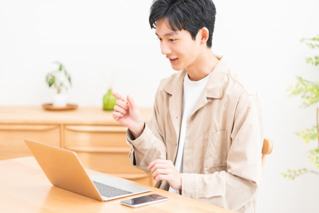 大学職員の選考対策をする男性