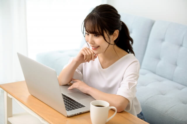 オンライン面談を受ける女性