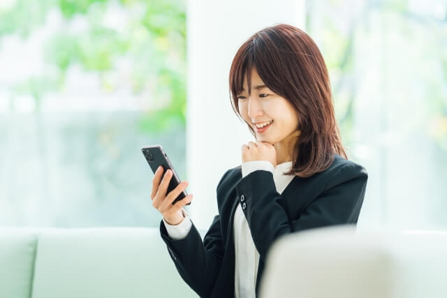 スマホを見る女性