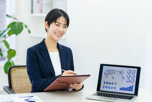 相談に乗る女性