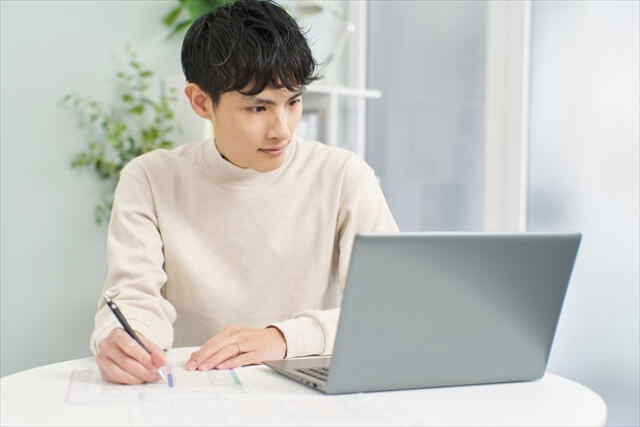勉強する男性