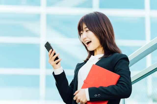 スマホを使う女性