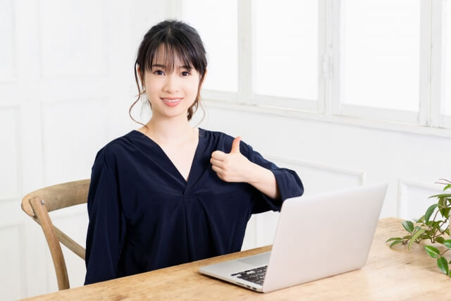 いいねをする女性