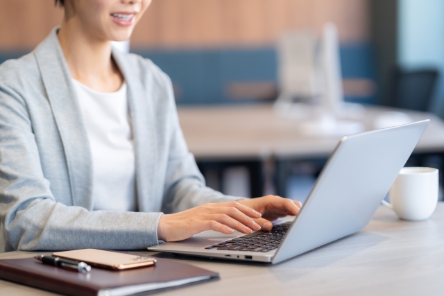 オンライン面談をする女性コーチ