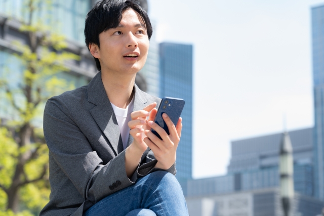 スマホで返信する男性