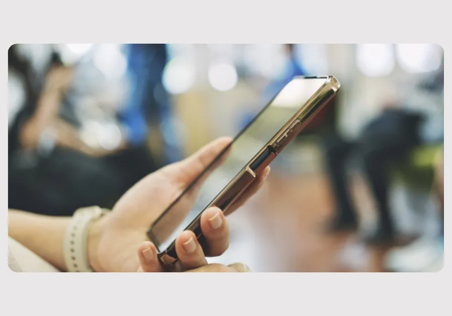 大学職員コーチのスマホを見る女性